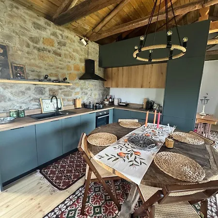 בית נופש Rustic Retreat By Georgia Petas